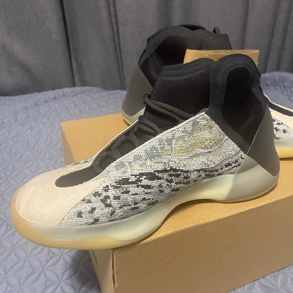 Yeezy Quantum Sneakers in Black/Blue and Cream - Picture 2 of 11